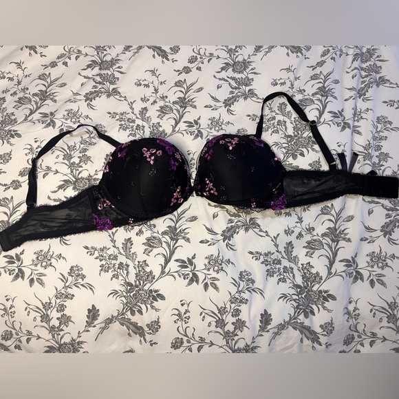 RARE Beautiful Victoria Secret push up bra - Picture 2 of 4